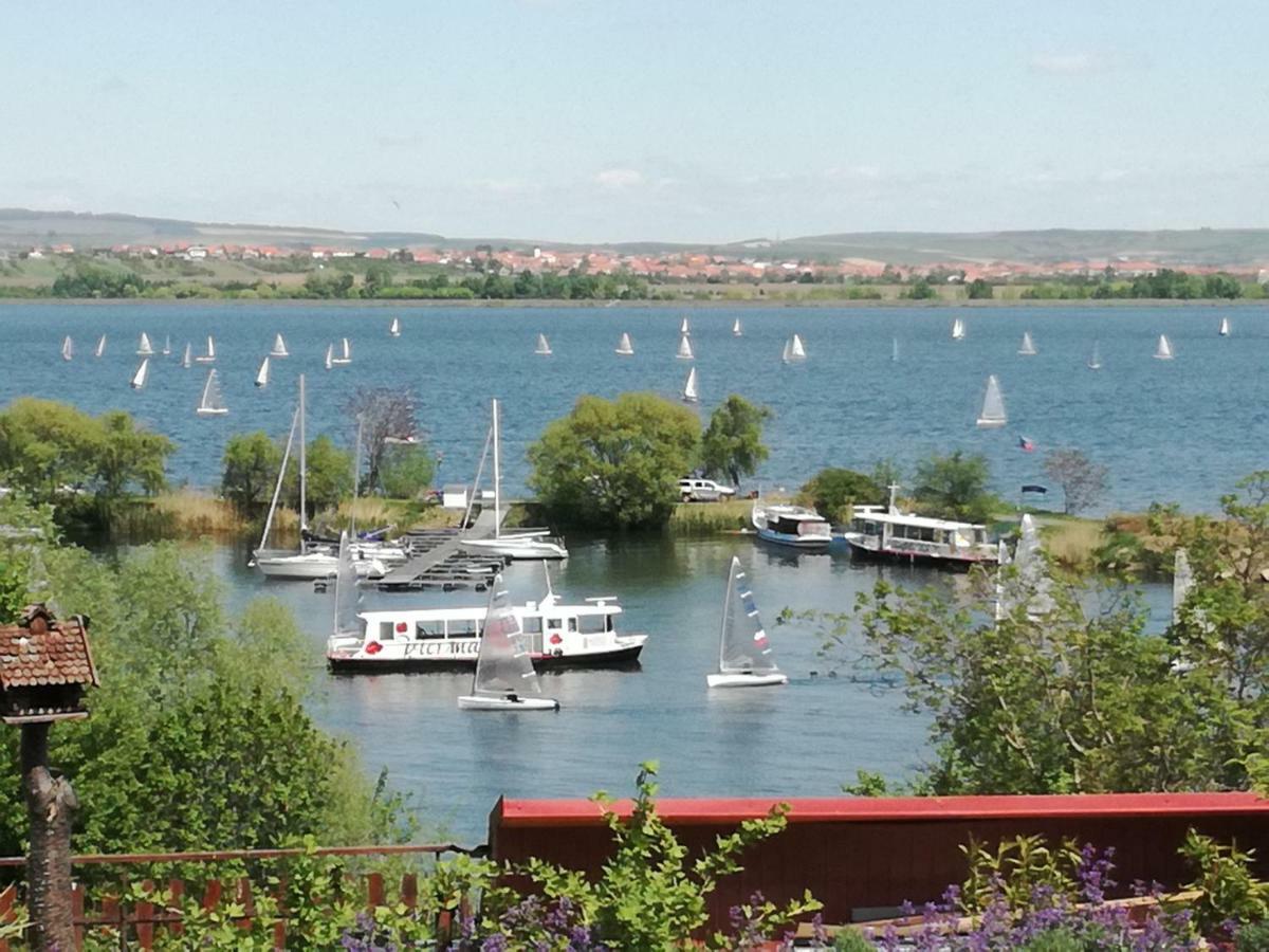Penzion Nad jezerem Pavlov Exterior foto