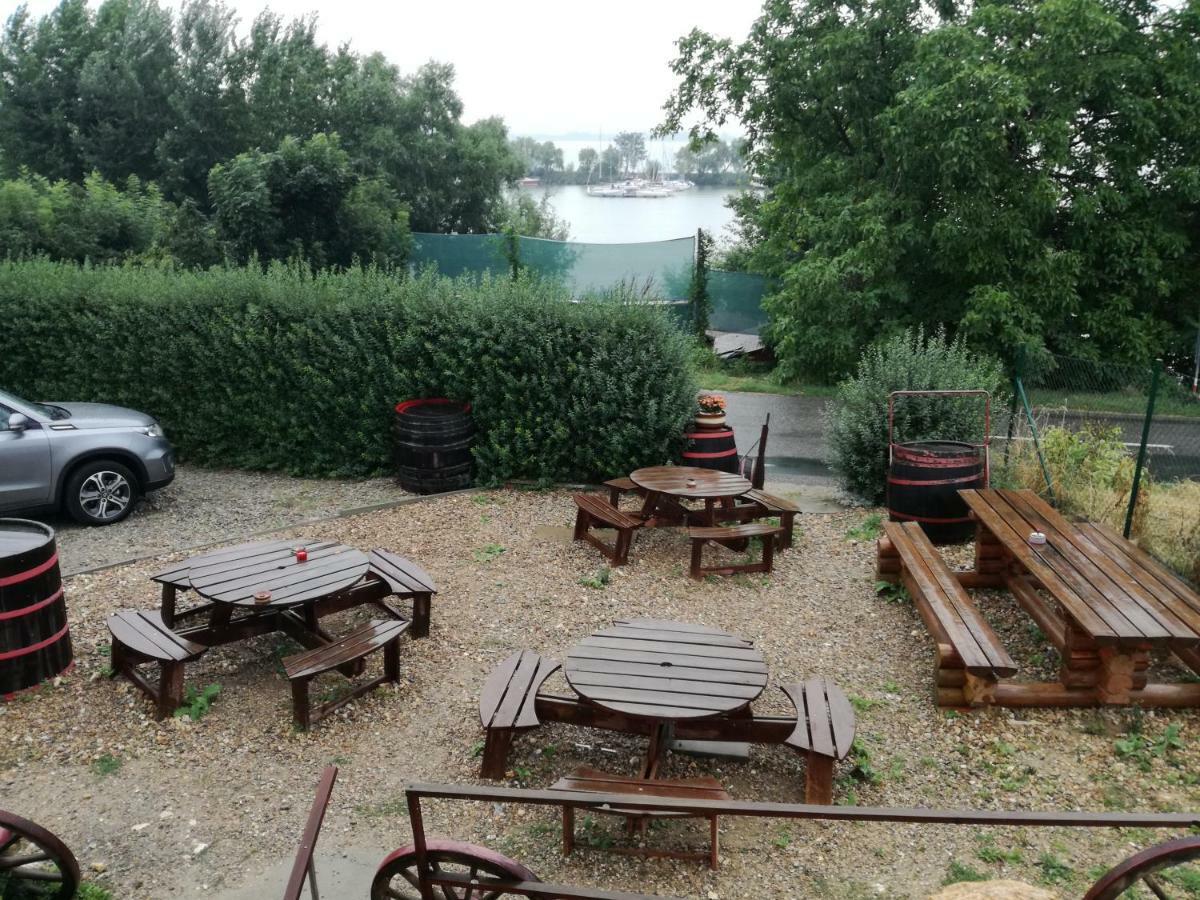 Penzion Nad jezerem Pavlov Exterior foto